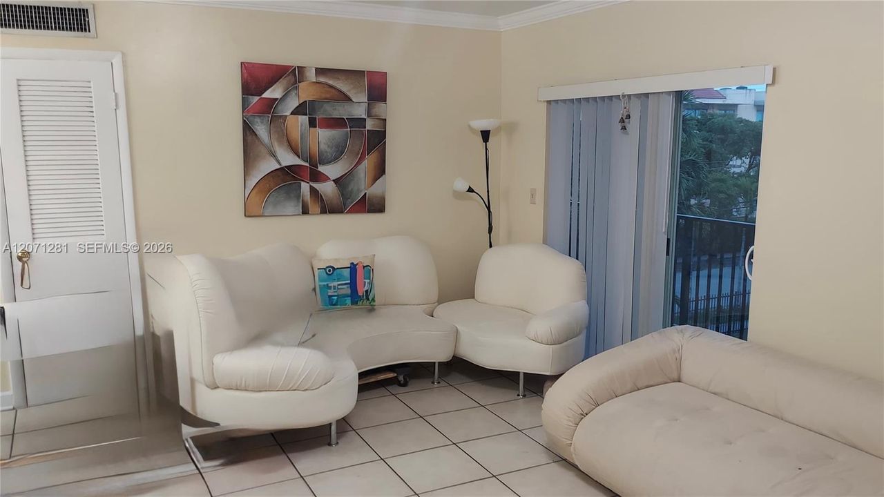 For Sale: $285,000 (2 beds, 2 baths, 804 Square Feet)