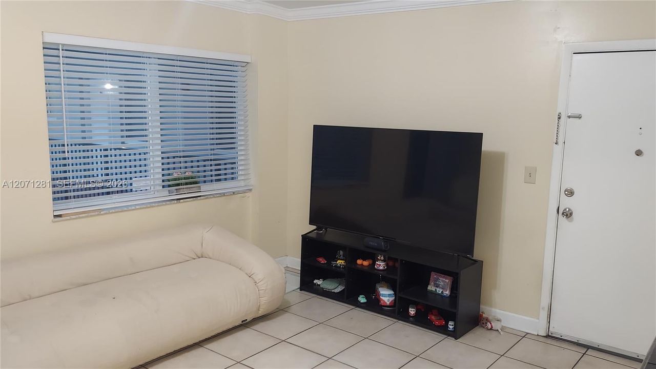 For Sale: $285,000 (2 beds, 2 baths, 804 Square Feet)
