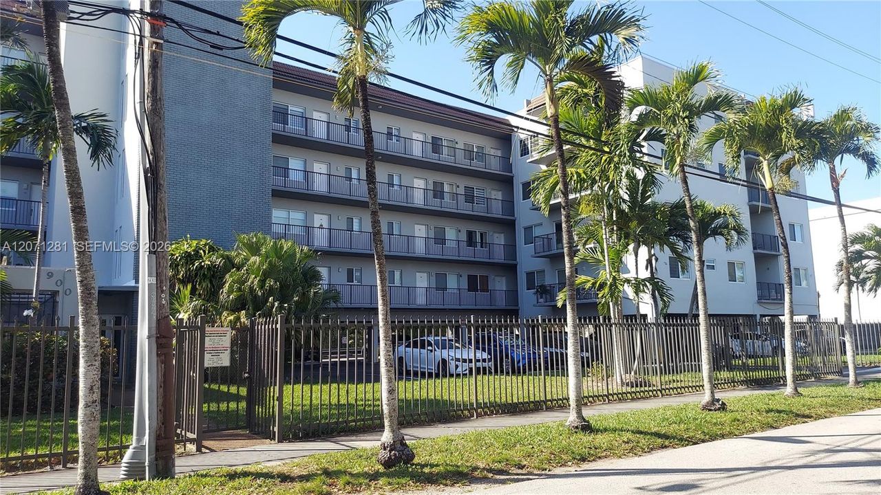 For Sale: $285,000 (2 beds, 2 baths, 804 Square Feet)