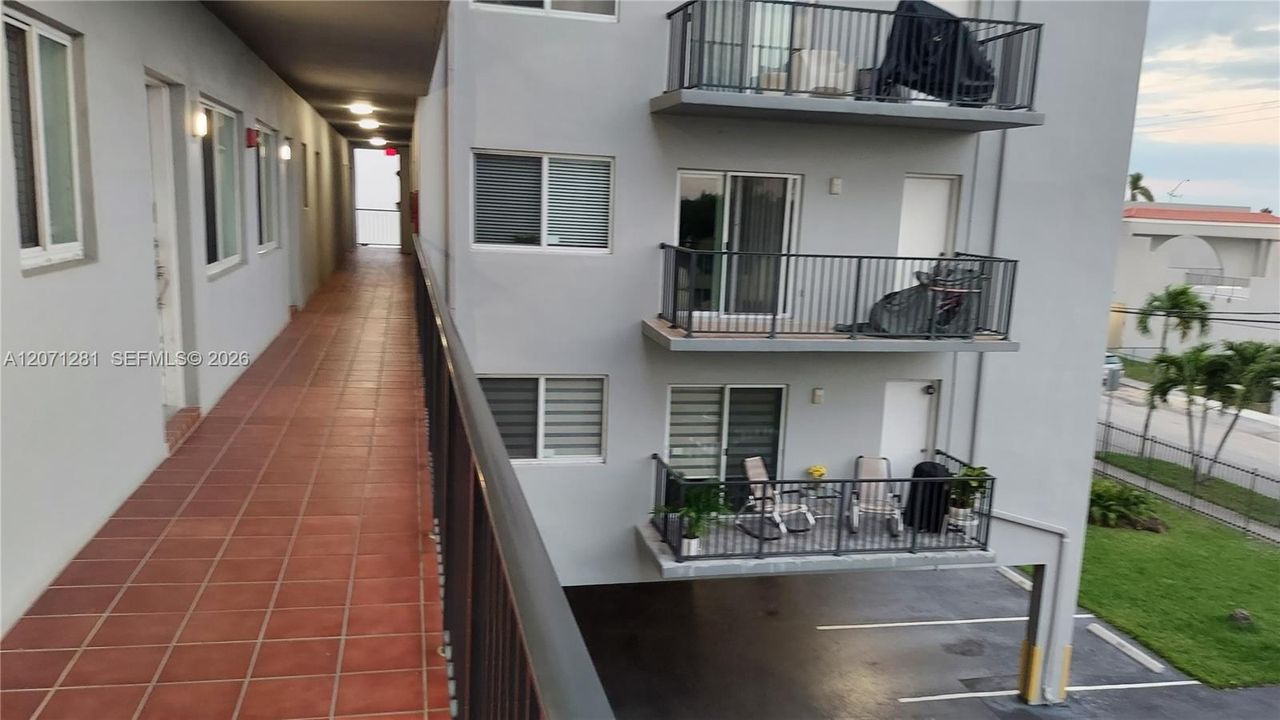 For Sale: $285,000 (2 beds, 2 baths, 804 Square Feet)