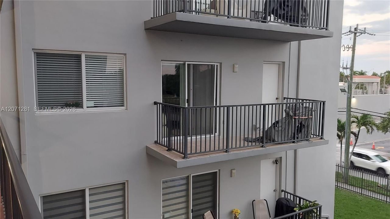 For Sale: $285,000 (2 beds, 2 baths, 804 Square Feet)