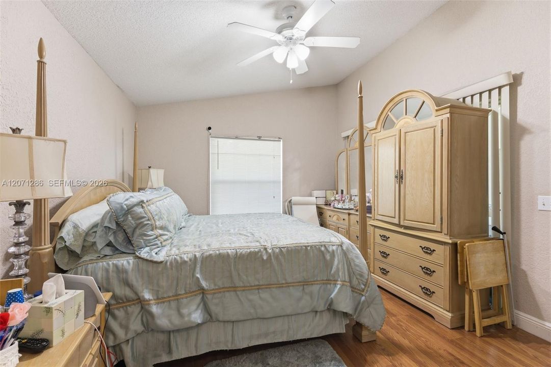 For Sale: $550,000 (4 beds, 3 baths, 1912 Square Feet)