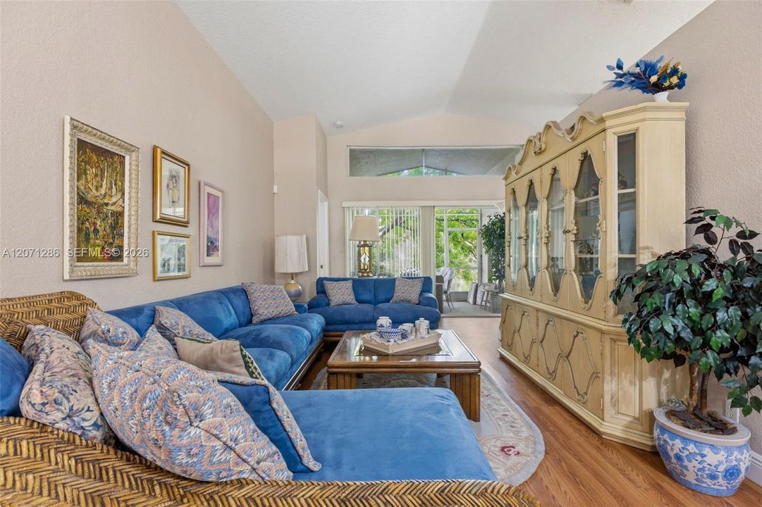 For Sale: $550,000 (4 beds, 3 baths, 1912 Square Feet)