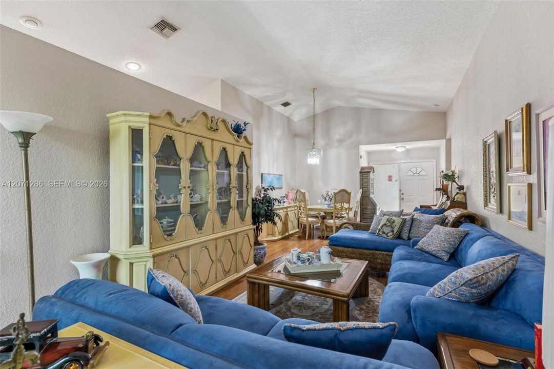 For Sale: $550,000 (4 beds, 3 baths, 1912 Square Feet)