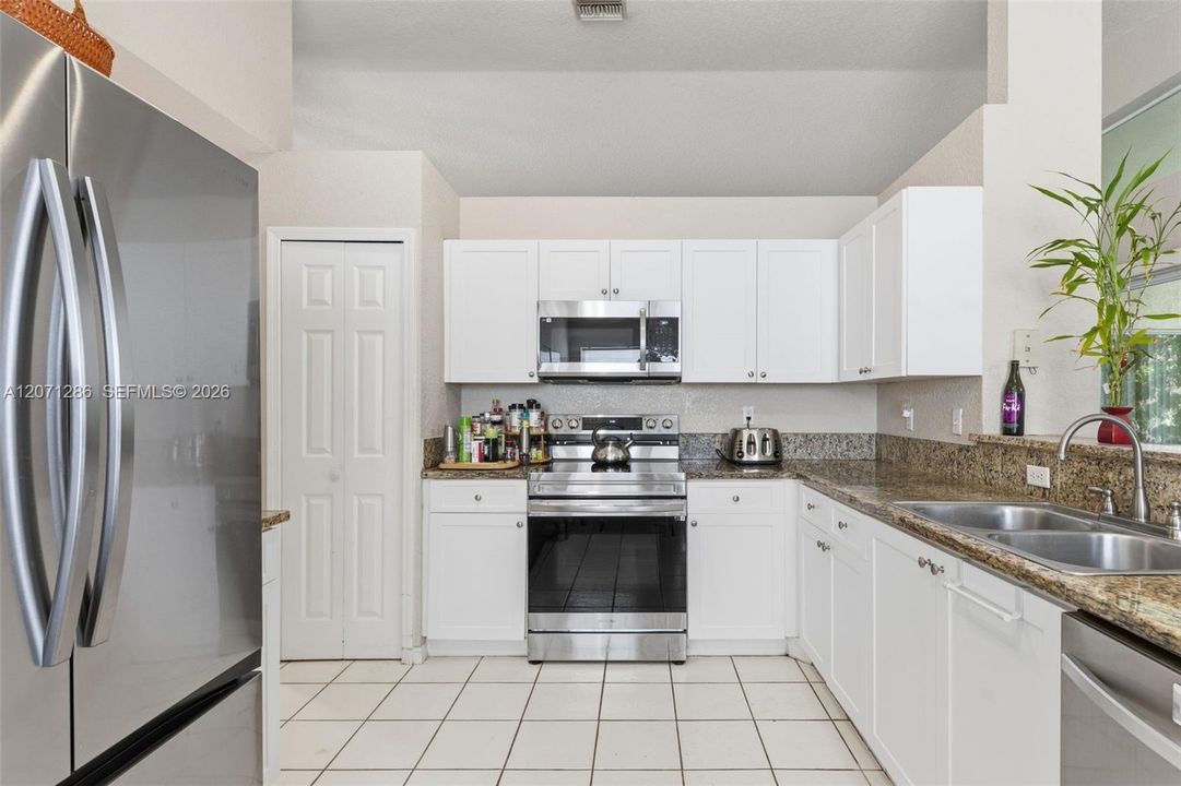 For Sale: $550,000 (4 beds, 3 baths, 1912 Square Feet)