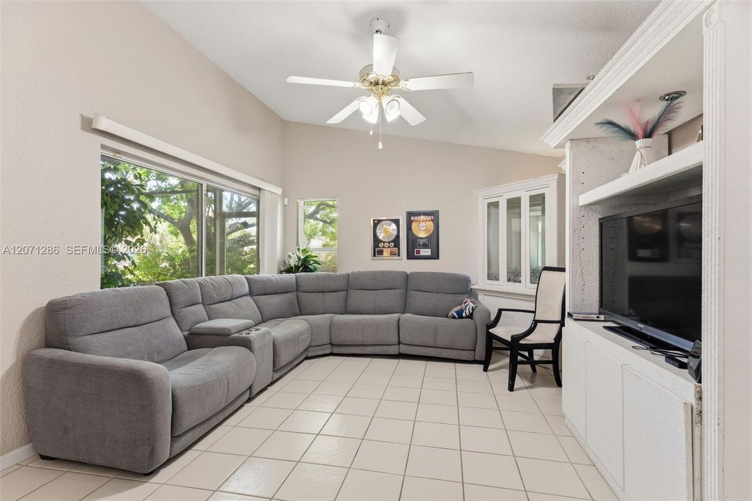 For Sale: $550,000 (4 beds, 3 baths, 1912 Square Feet)