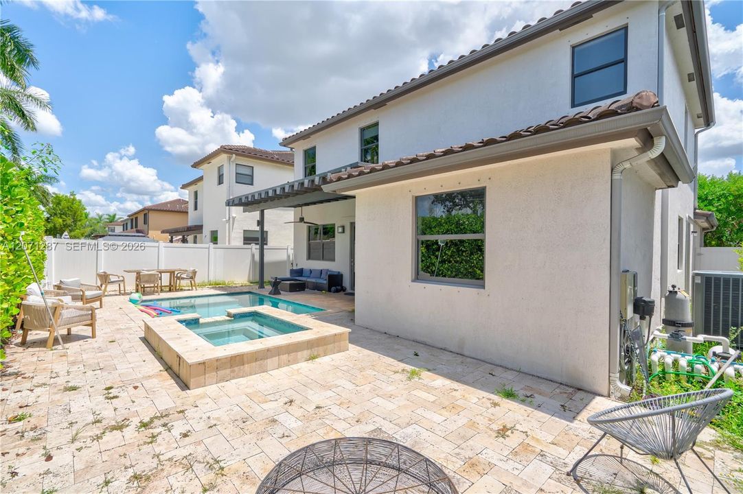 En Venta: $939,000 (5 camas, 3 baños, 3380 Pies cuadrados)