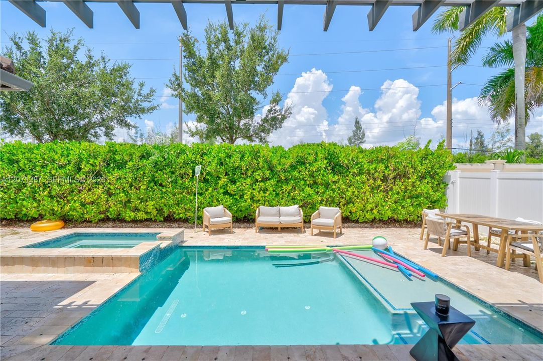 En Venta: $939,000 (5 camas, 3 baños, 3380 Pies cuadrados)
