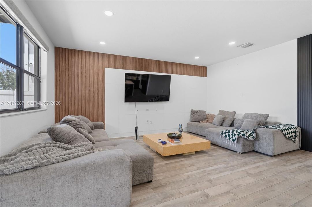 En Venta: $939,000 (5 camas, 3 baños, 3380 Pies cuadrados)