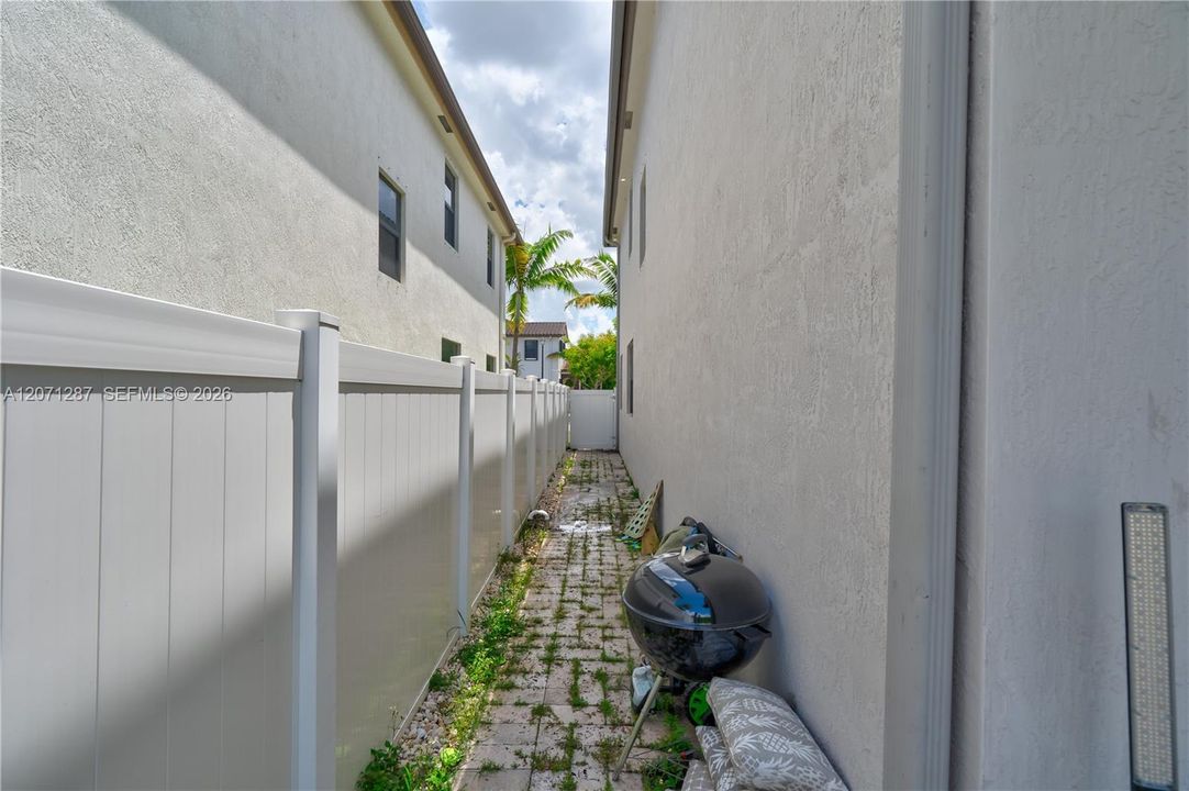 En Venta: $939,000 (5 camas, 3 baños, 3380 Pies cuadrados)