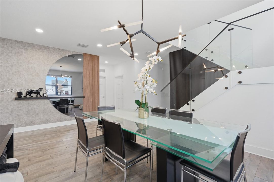 En Venta: $939,000 (5 camas, 3 baños, 3380 Pies cuadrados)