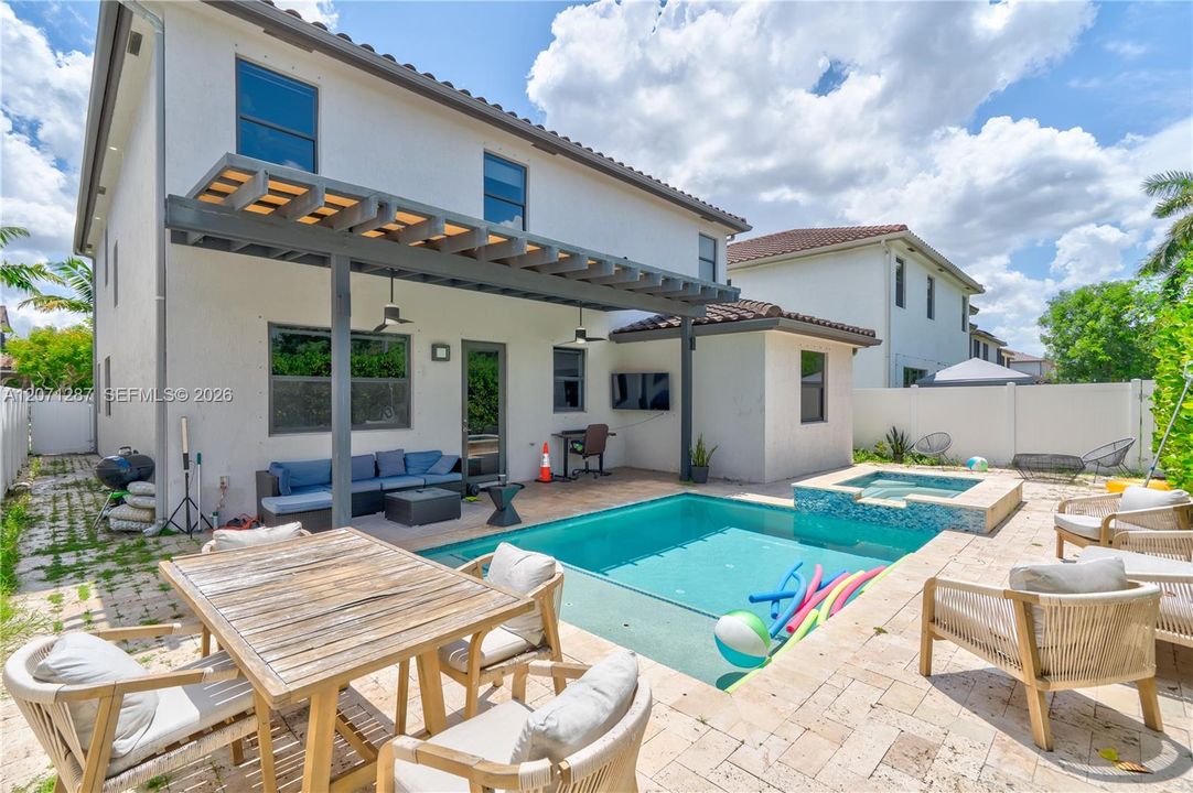 En Venta: $939,000 (5 camas, 3 baños, 3380 Pies cuadrados)