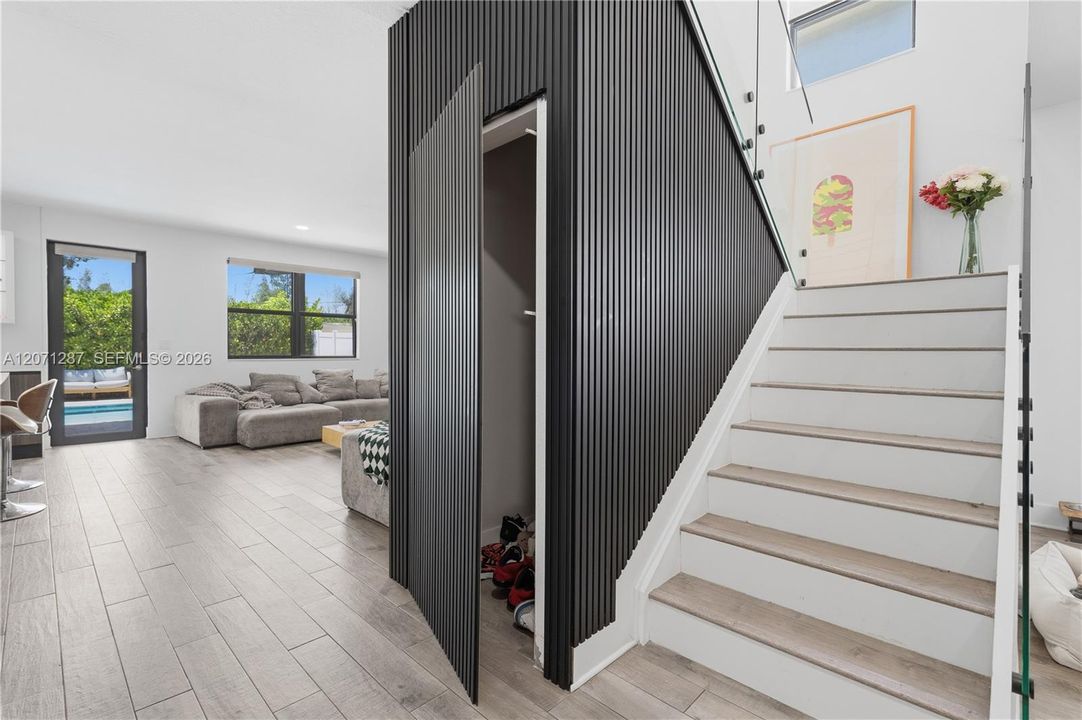 En Venta: $939,000 (5 camas, 3 baños, 3380 Pies cuadrados)