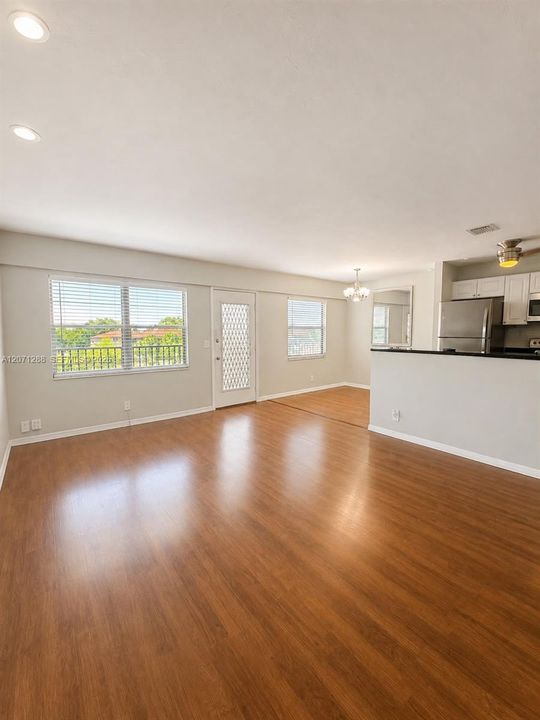 For Rent: $1,900 (2 beds, 1 baths, 953 Square Feet)