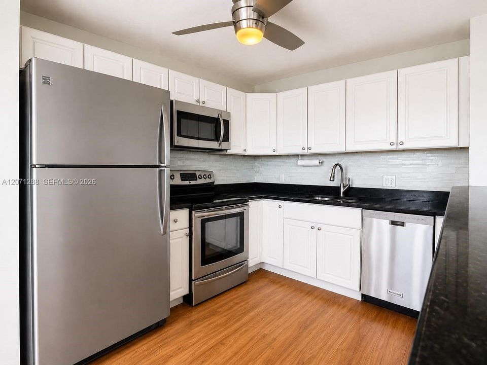 For Rent: $1,900 (2 beds, 1 baths, 953 Square Feet)