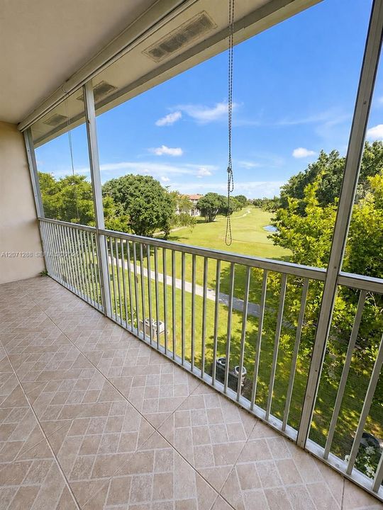 For Rent: $1,900 (2 beds, 1 baths, 953 Square Feet)