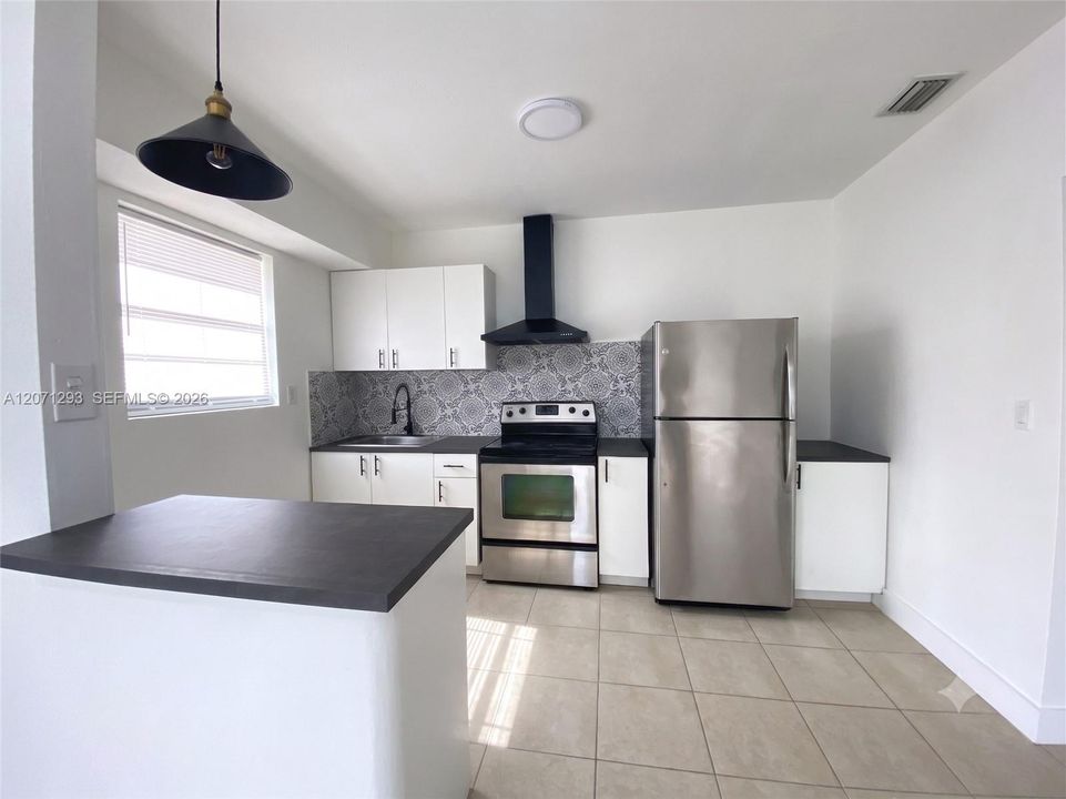 For Rent: $1,600 (1 beds, 1 baths, 700 Square Feet)