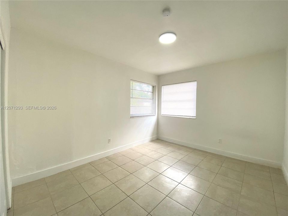 For Rent: $1,600 (1 beds, 1 baths, 700 Square Feet)