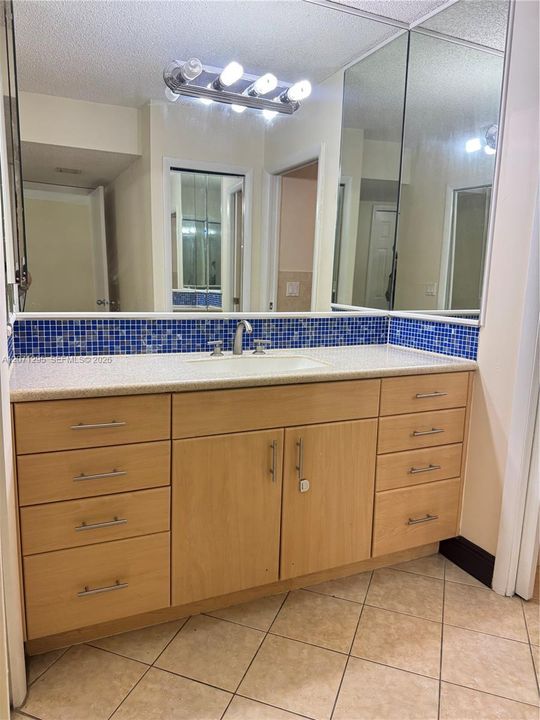 For Rent: $2,375 (2 beds, 2 baths, 1256 Square Feet)
