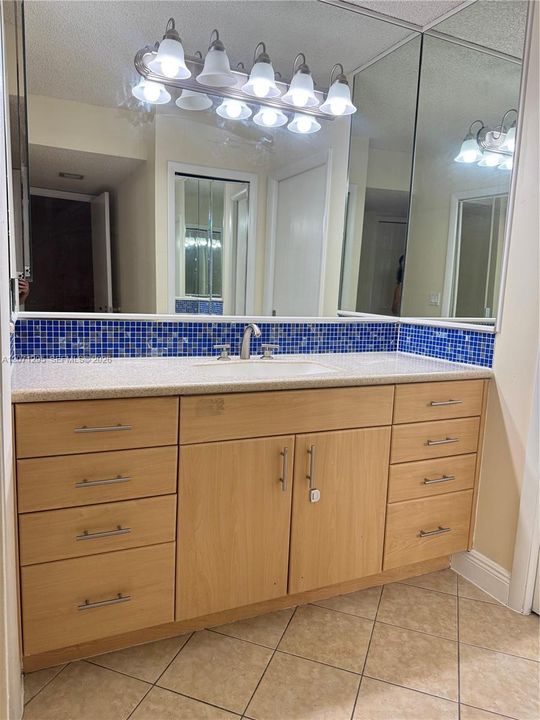В аренду: $2,300 (2 спален, 2 ванн, 1256 Квадратных фут)
