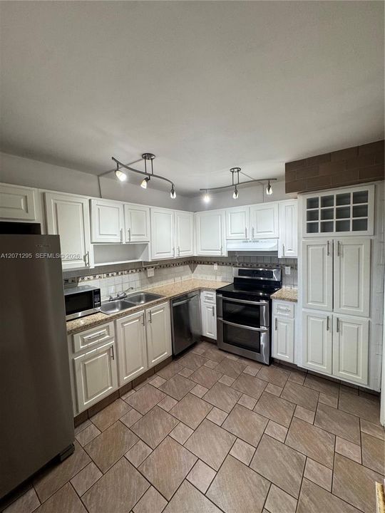 For Rent: $2,375 (2 beds, 2 baths, 1256 Square Feet)