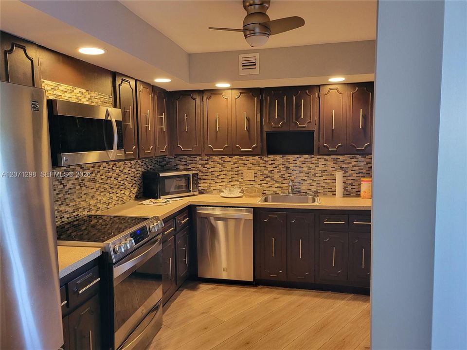 For Rent: $1,700 (1 beds, 1 baths, 1071 Square Feet)