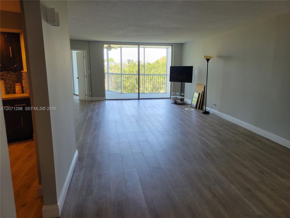 For Rent: $1,700 (1 beds, 1 baths, 1071 Square Feet)
