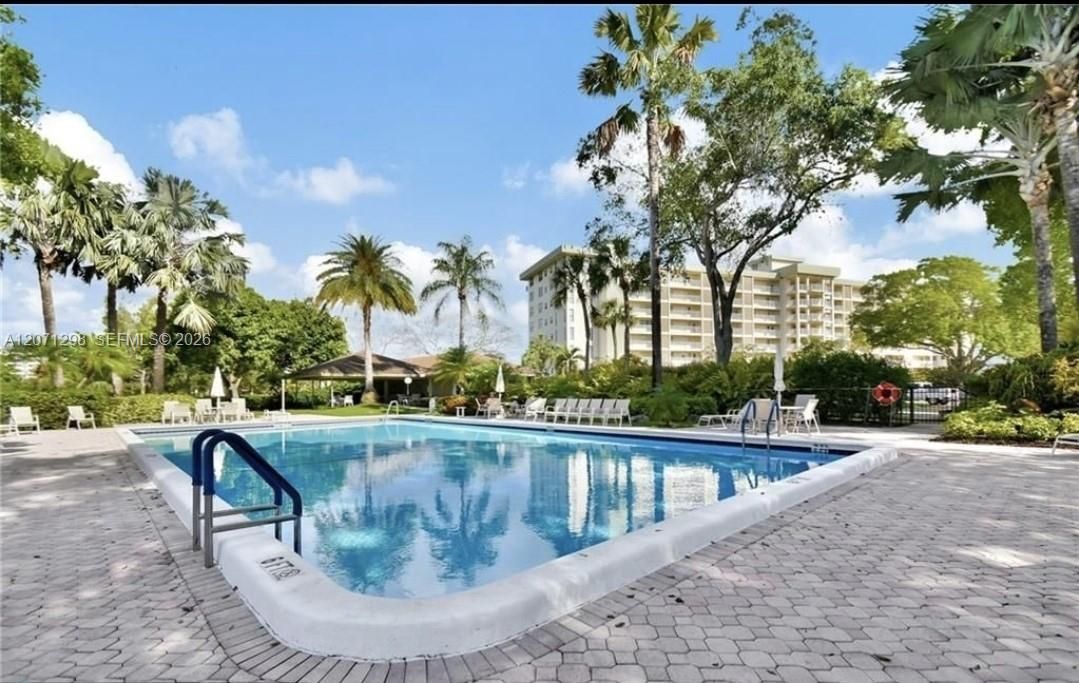 For Rent: $1,700 (1 beds, 1 baths, 1071 Square Feet)
