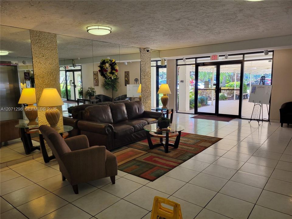 For Rent: $1,700 (1 beds, 1 baths, 1071 Square Feet)