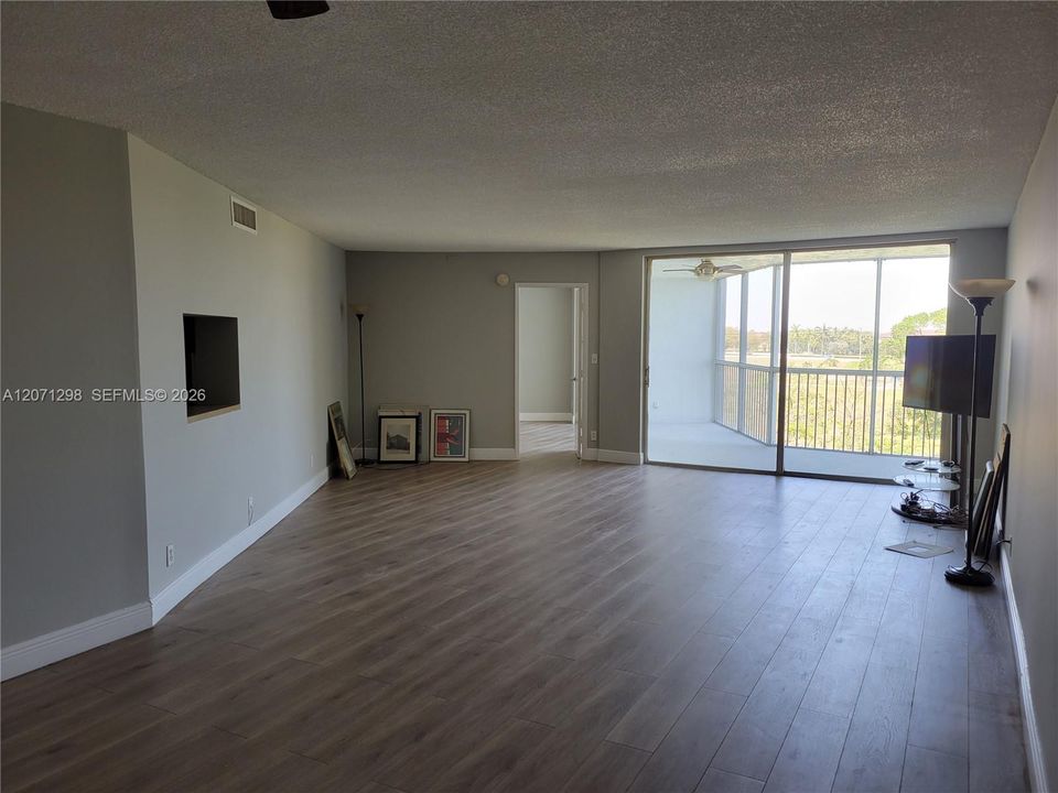 For Rent: $1,700 (1 beds, 1 baths, 1071 Square Feet)