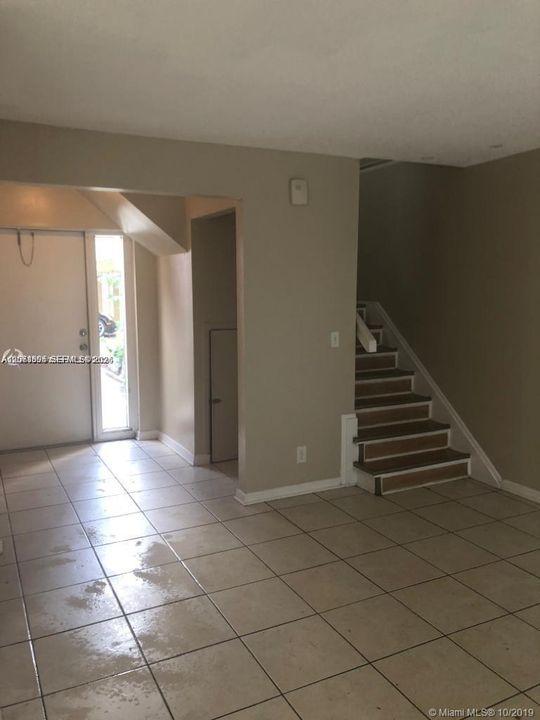 For Rent: $1,850 (2 beds, 1 baths, 944 Square Feet)