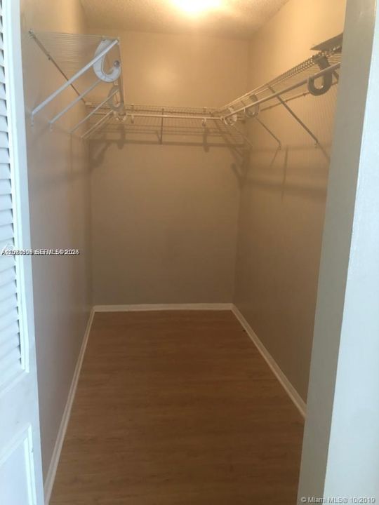 For Rent: $1,850 (2 beds, 1 baths, 944 Square Feet)