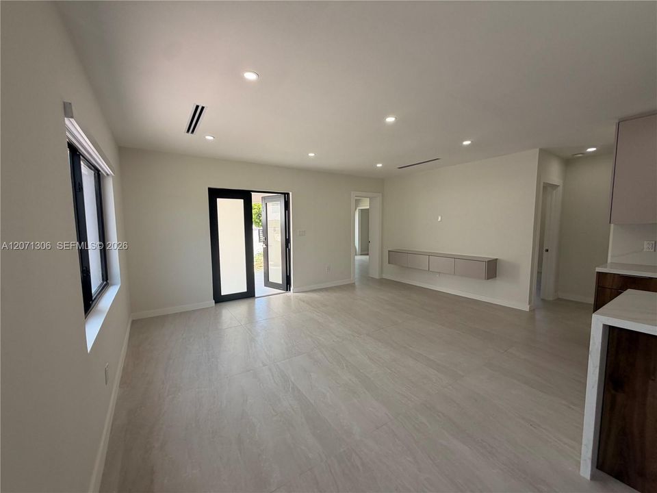 For Rent: $4,900 (3 beds, 2 baths, 1066 Square Feet)