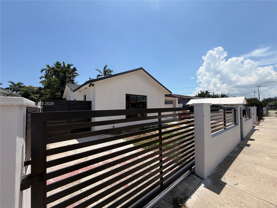 For Rent: $4,900 (3 beds, 2 baths, 1066 Square Feet)