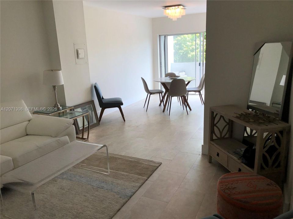 For Rent: $2,600 (2 beds, 2 baths, 967 Square Feet)
