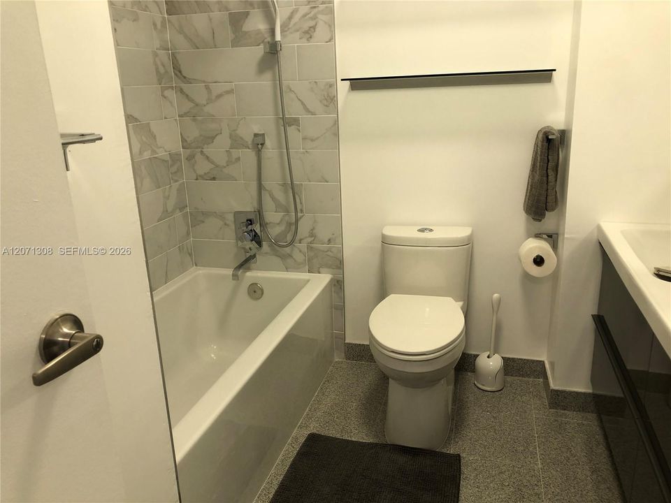 For Rent: $2,600 (2 beds, 2 baths, 967 Square Feet)