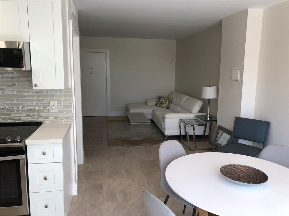 For Rent: $2,600 (2 beds, 2 baths, 967 Square Feet)
