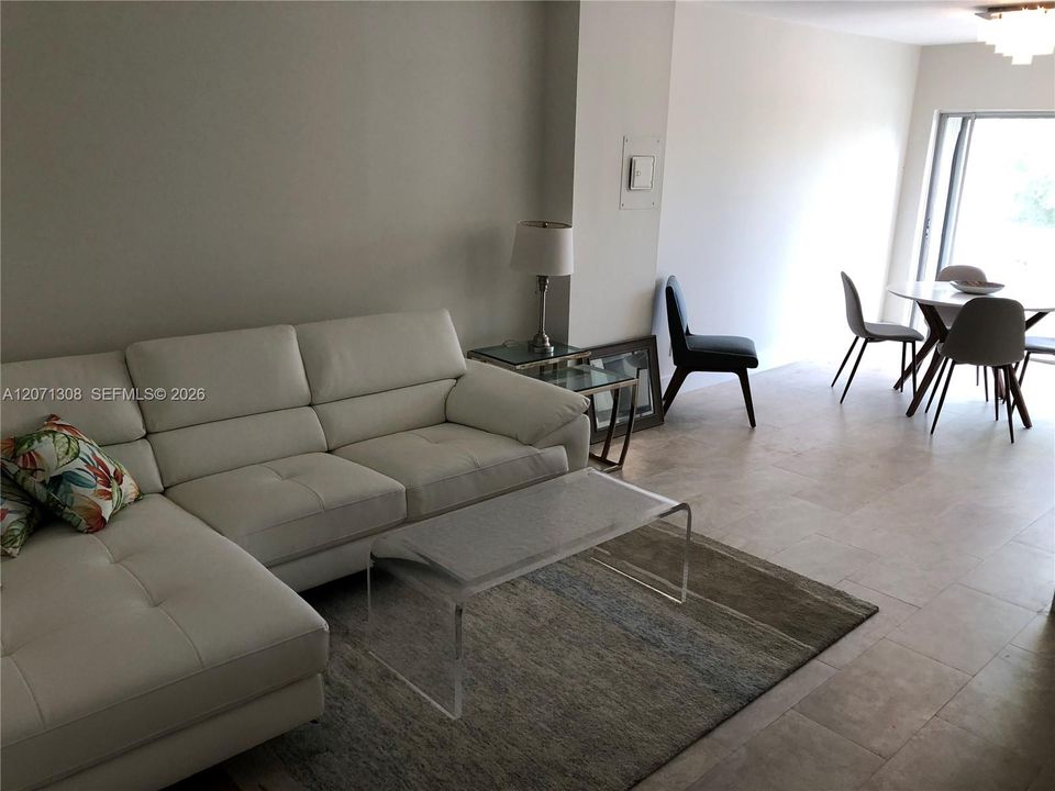For Rent: $2,600 (2 beds, 2 baths, 967 Square Feet)
