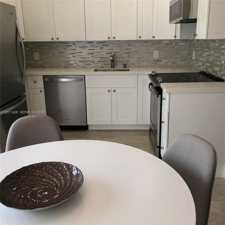 For Rent: $2,600 (2 beds, 2 baths, 967 Square Feet)