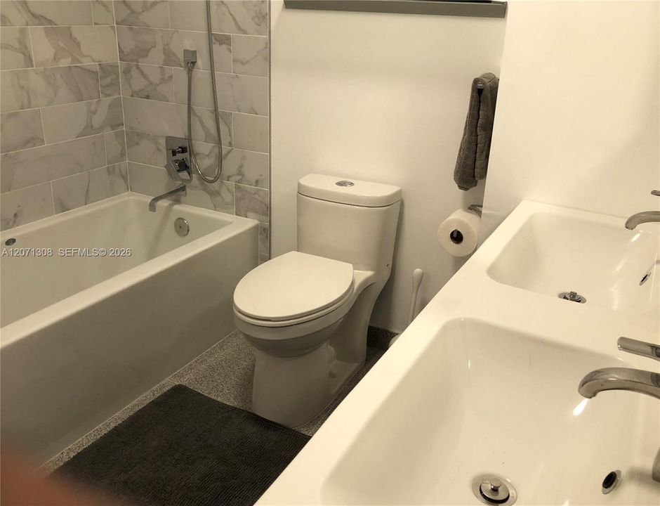 For Rent: $2,600 (2 beds, 2 baths, 967 Square Feet)