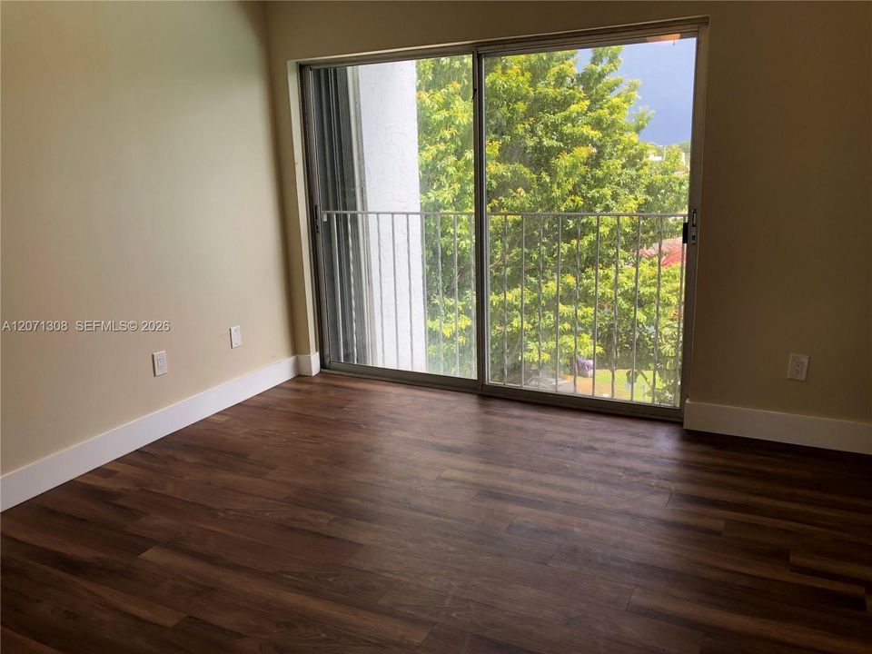 For Rent: $2,600 (2 beds, 2 baths, 967 Square Feet)