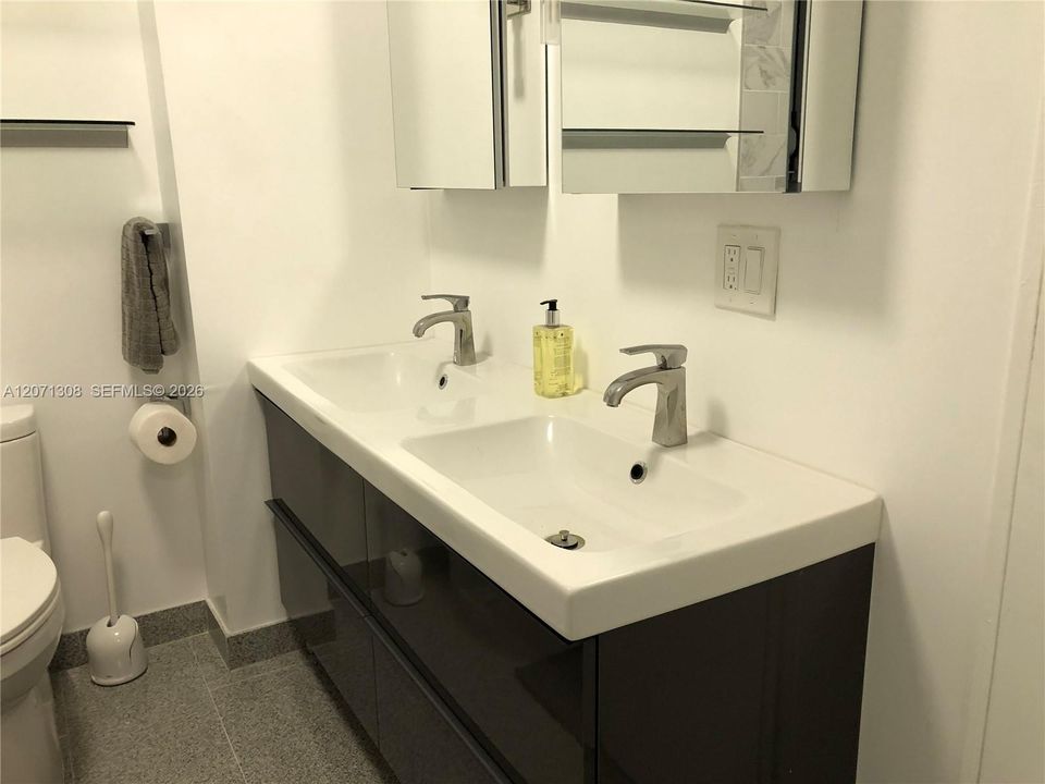 For Rent: $2,600 (2 beds, 2 baths, 967 Square Feet)