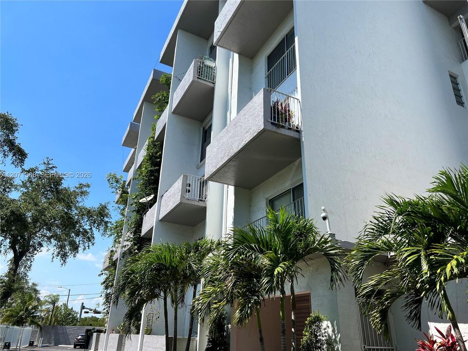 For Rent: $2,600 (2 beds, 2 baths, 967 Square Feet)