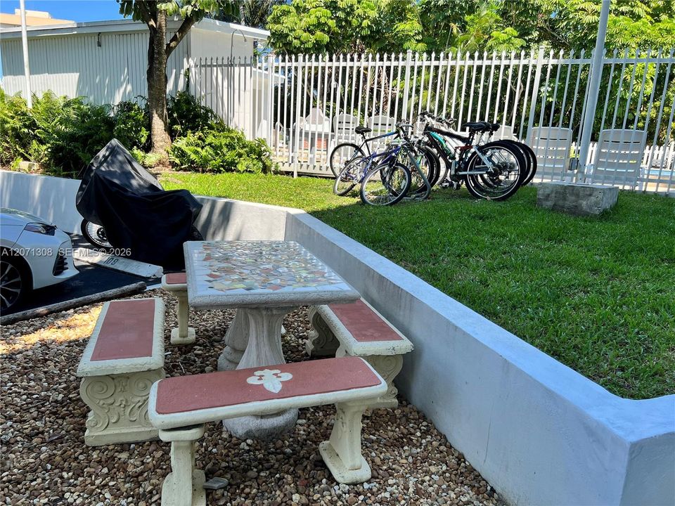 For Rent: $2,600 (2 beds, 2 baths, 967 Square Feet)