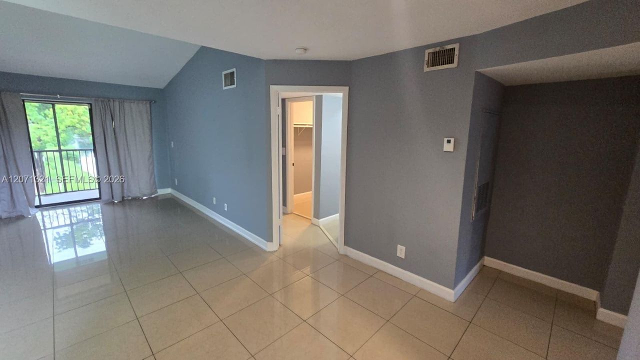 For Rent: $1,950 (2 beds, 2 baths, 900 Square Feet)