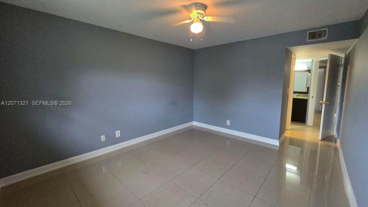 For Rent: $1,950 (2 beds, 2 baths, 900 Square Feet)