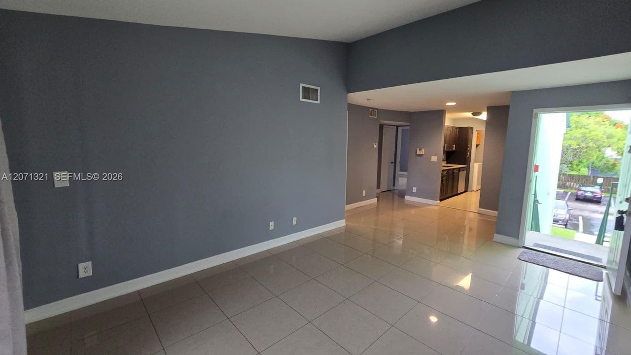 For Rent: $1,950 (2 beds, 2 baths, 900 Square Feet)