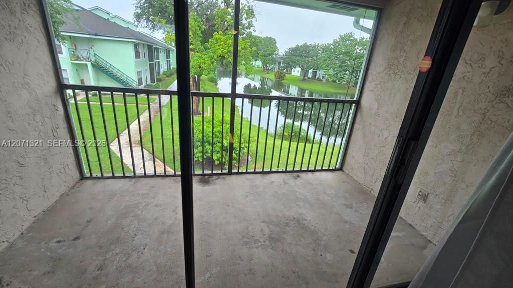 For Rent: $1,950 (2 beds, 2 baths, 900 Square Feet)