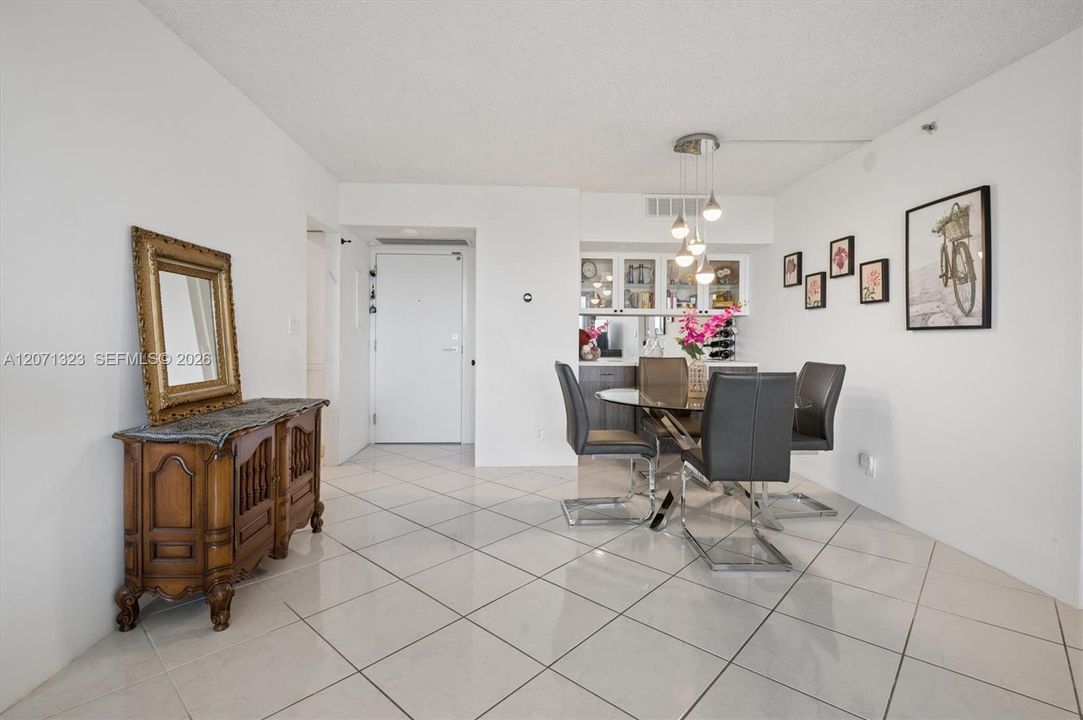 En Venta: $385,000 (2 camas, 2 baños, 1011 Pies cuadrados)