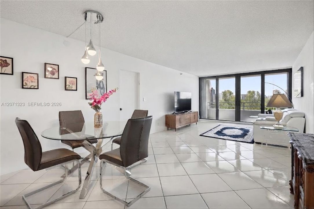 En Venta: $385,000 (2 camas, 2 baños, 1011 Pies cuadrados)